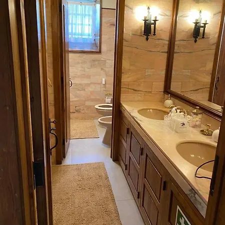 Cottage - Sleeps 12 - Pool - Parking