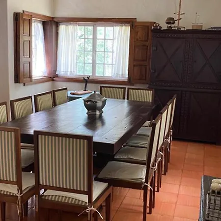 Cottage - Sleeps 12 - Pool - Parking *